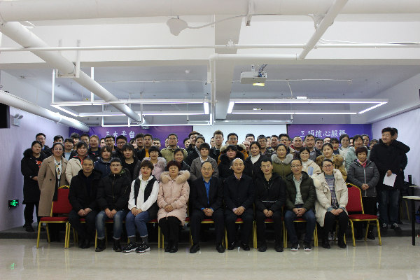 會(huì)后合影留念.jpg 會(huì)后合影留念.jpg